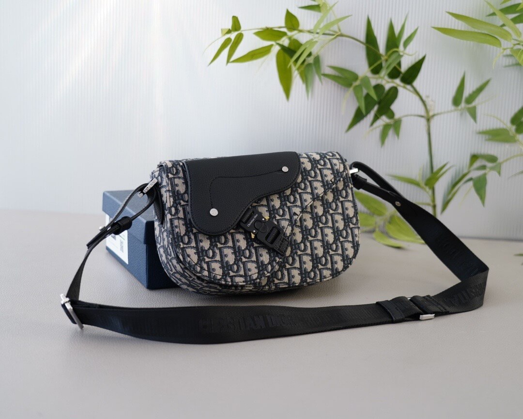 Simple Classic Metal Buckle Saddle Bag