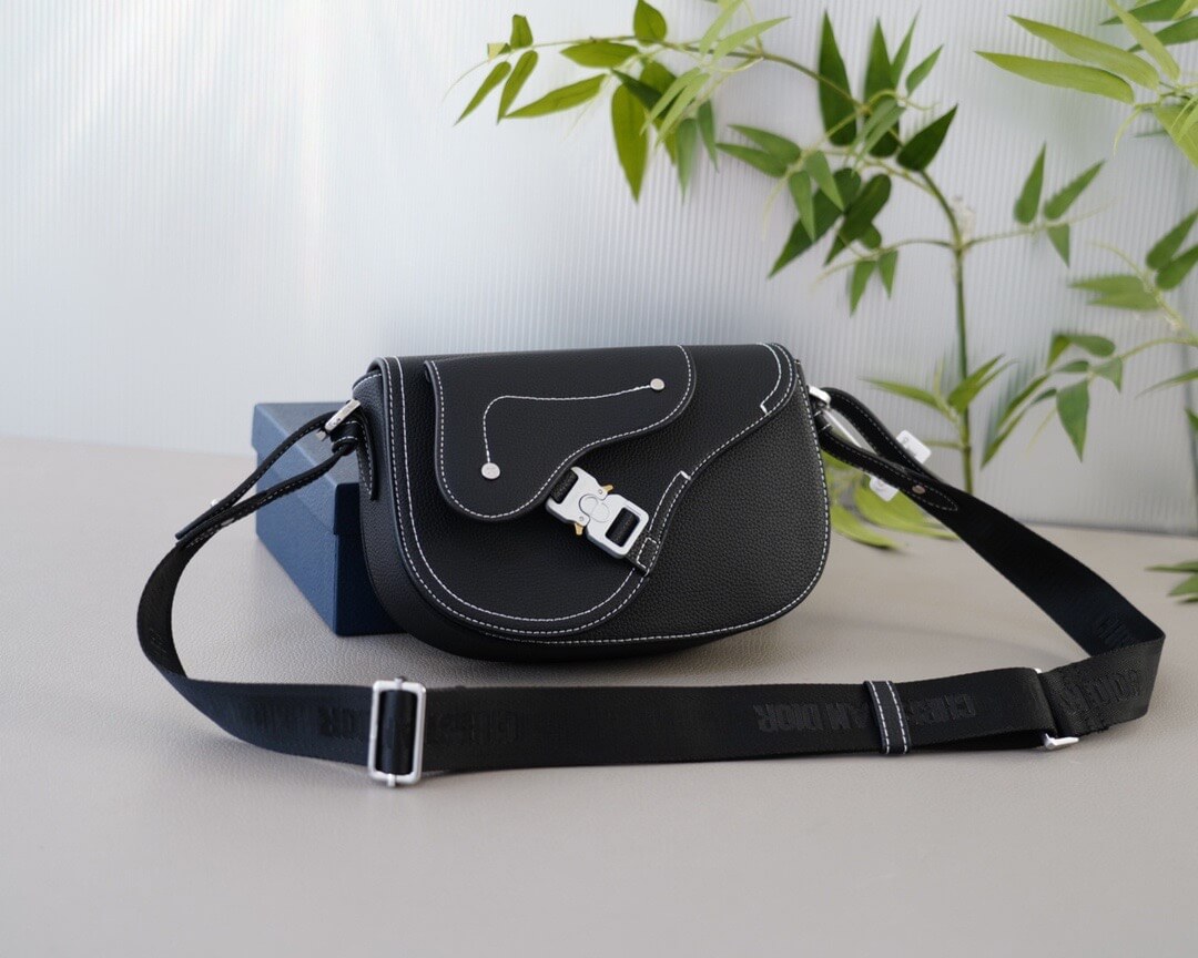 Simple Classic Metal Buckle Saddle Bag